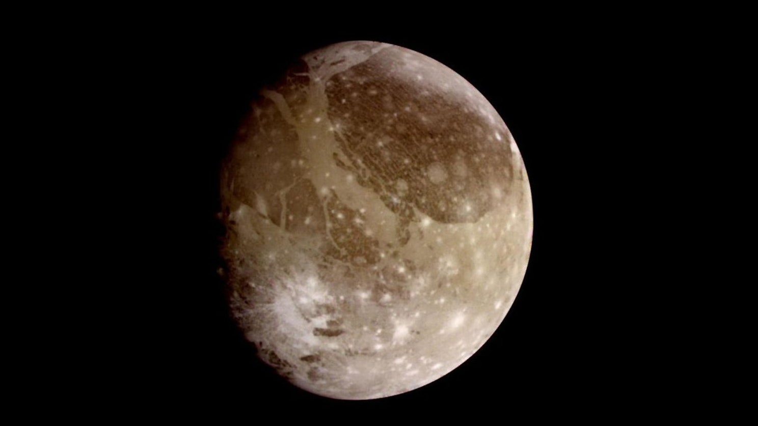 NASA is planning to send autonomous underwater robots to explore the icy moons of Jupiter and Saturn in search of signs of life. The project, called SWIM (Sensing With Independent Micro-swimmers), aims to send palm-sized robots into the internal oceans of these moons, which are known as "ocean worlds." The robots will be transported beneath the thick ice using a cryobot powered by nuclear energy. Multiple robots will explore the same area in teams, collecting data on temperature, pressure, acidity, electrical conductivity, and chemical composition of the waters. The hope is that these missions will provide insights into the potential existence of extraterrestrial life.