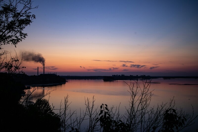 Power plants in Ukraine have faced hundreds of attacks due to the ongoing conflict, emphasizing the need for enhanced energy security. Distributed renewable energy sources, such as wind and solar, provide a resilient alternative to centralized fossil fuel systems, which have proven vulnerable. Significant investments are being made into decentralized energy resources and battery storage to bolster infrastructure resilience. Collaboration among governments, financial institutions, and private entities is driving the revitalization of Ukraine's energy system, transforming energy into a strategic asset in the face of threats.