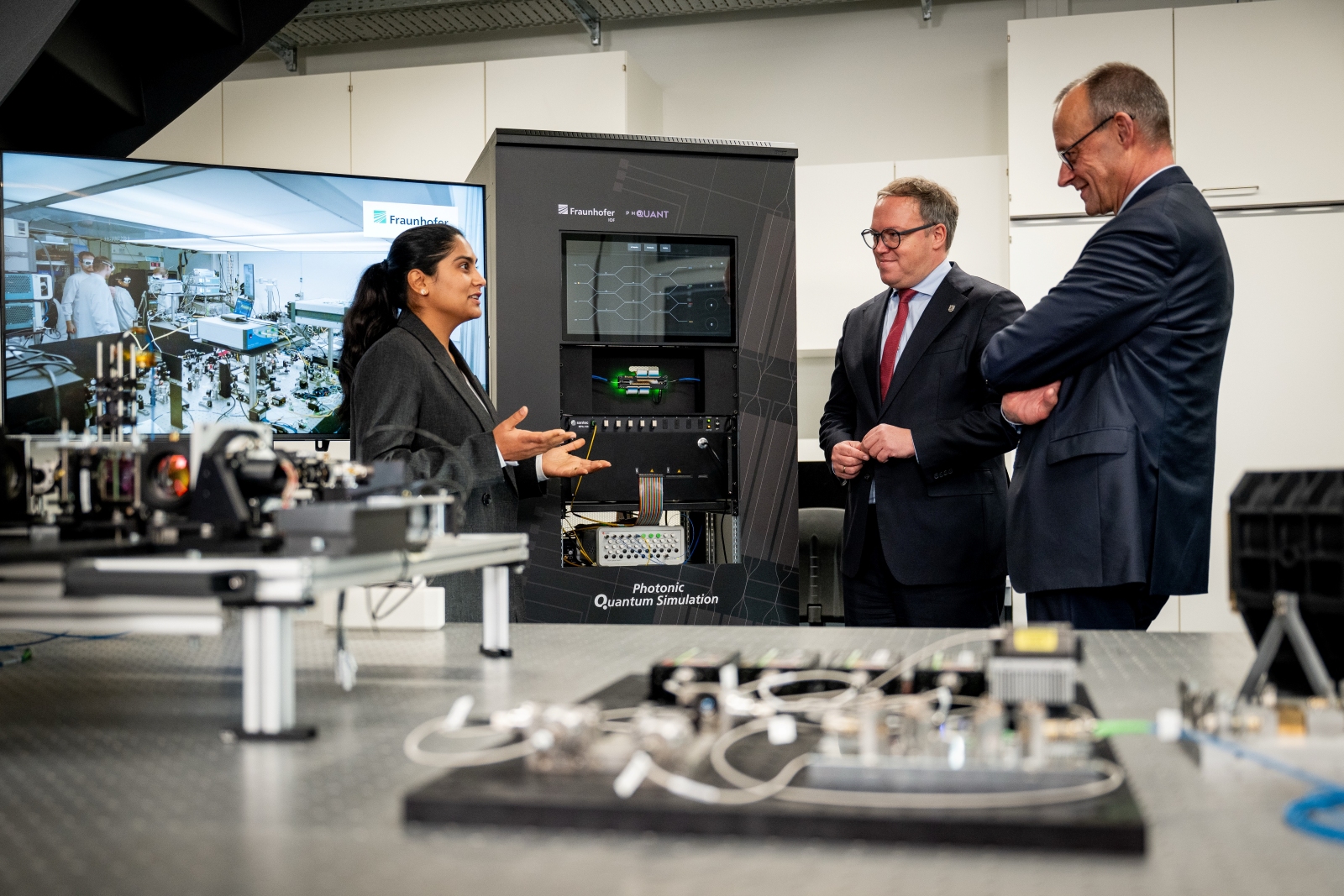 Chancellor Friedrich Merz visited the Fraunhofer Institute for Applied Optics and Precision Engineering IOF in Jena during his inaugural trip to Thuringia. He toured a quantum laboratory, where researchers showcased a photonic quantum computer and advanced quantum communication systems. Merz emphasized the significant potential of quantum technologies for innovation and economic strength in Germany, highlighting the region’s contributions to global competition. The visit underscored the collaborative efforts between federal and state governments to strengthen research and industry ties, promoting Jena’s status as an innovation hub.