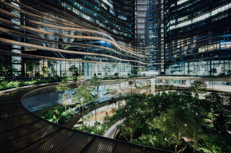 Nearly 4 billion people live in urban areas, posing challenges like aging infrastructure and rising energy demands. Integrated smart cities, built through collaboration and innovation, are essential for sustainable urban living. The construction industry must evolve from traditional models to focus on long-term service provision, integrating various urban systems efficiently. This transformation is crucial as the sector accounts for a significant portion of global energy consumption and CO₂ emissions. GS E&C's Life Weaver strategy promotes a holistic urban ecosystem that harmonizes energy, mobility, and data while enhancing sustainability and quality of life.