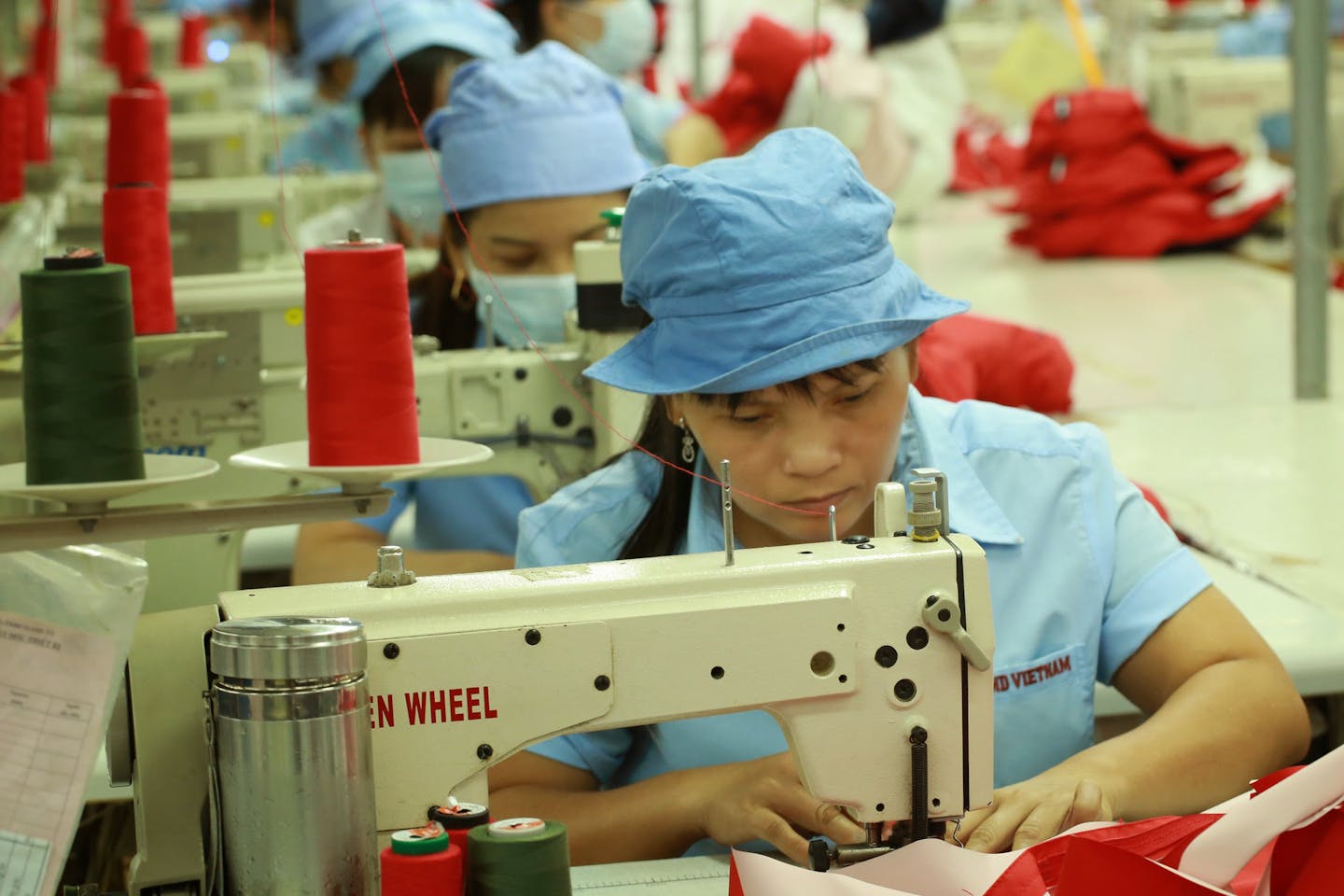 The fashion industry's carbon emissions continue to rise, prompting the Apparel Impact Institute (AII) to promote investment in cleaner production methods. AII estimates that achieving net-zero emissions by 2050 requires $1 trillion. Action plans include the ‘Fashion Climate Fund,’ aiming to raise $250 million to subsidize decarbonization efforts in high-emission regions. By supporting suppliers who meet decarbonization thresholds through co-investing, brands can secure preferred sourcing. Strategies will also focus on renewable energy opportunities and consider ecological impacts, ensuring local community benefits from these investments.