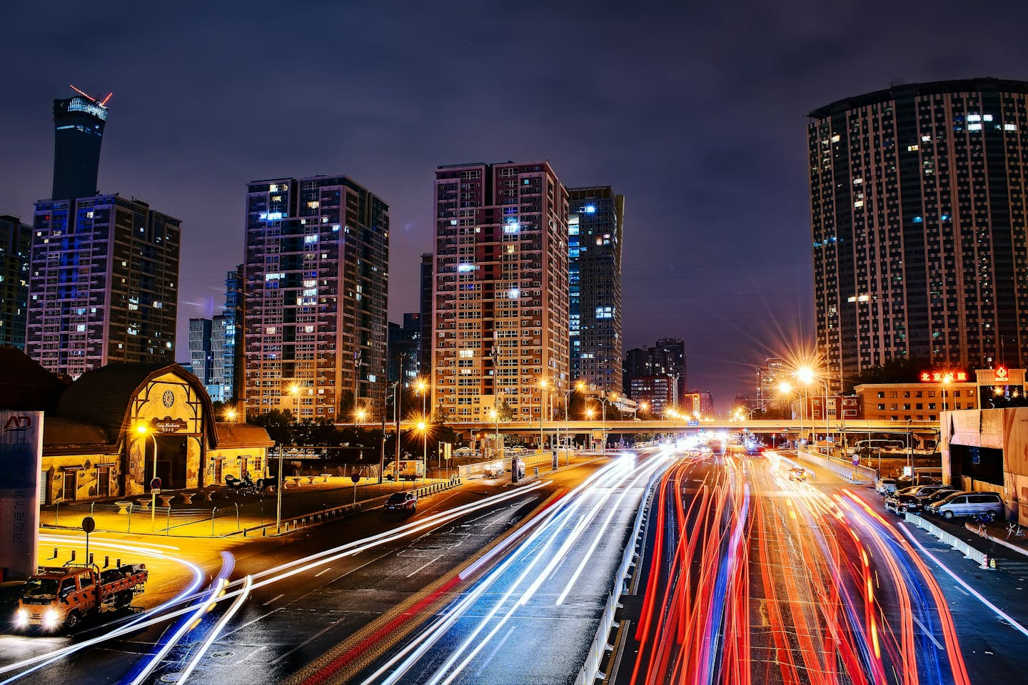 In February 2025, China ended a mandate requiring new wind and solar projects to include energy storage, pushing storage providers to compete in the open market. Despite this shift, energy storage growth remained stable, with exports rising 24% year-on-year in 2025. The industry faces challenges such as establishing a sustainable profit model and overcoming trade barriers. The removal of the mandate prompted both a rush for installations and a transition from policy-driven to market-driven growth, resulting in a total of 100 gigawatts of new energy storage systems installed by September 2025, representing over 40% of global capacity.