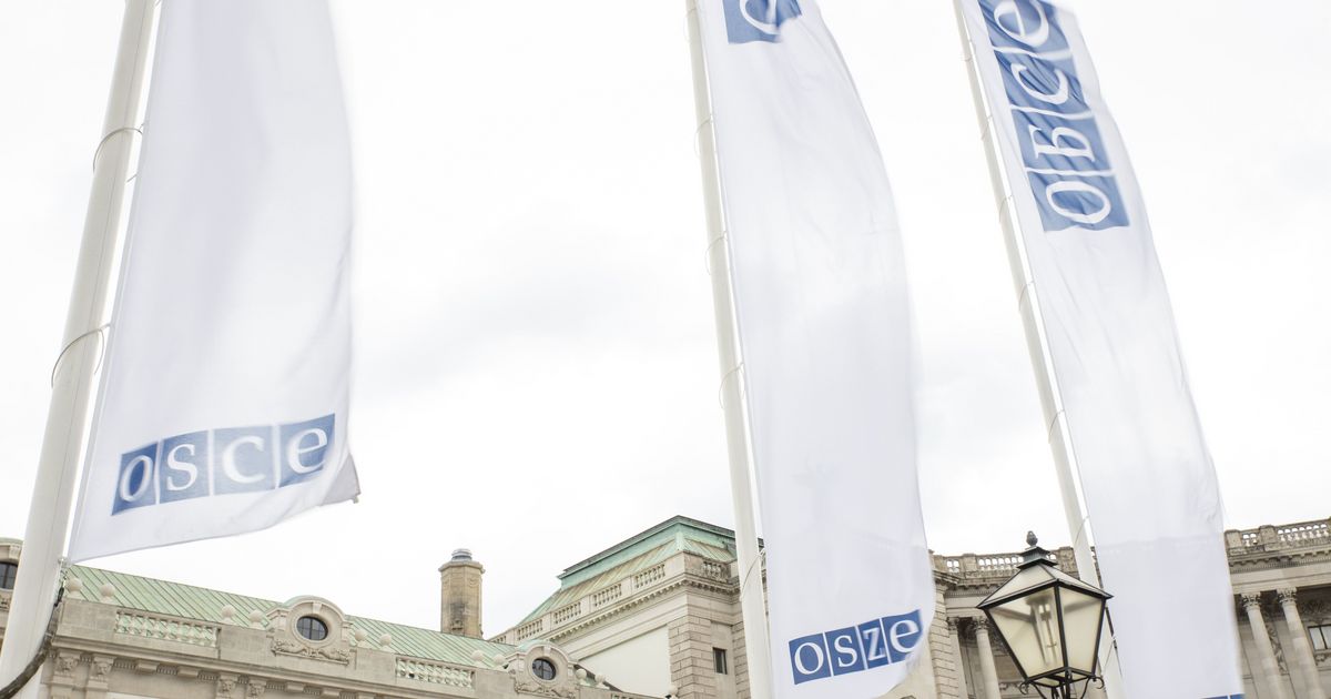 The European security order is currently dysfunctional, heavily influenced by a crisis in multilateralism. The OSCE, intended as a platform for cooperative security, reveals the fragility of traditional multilateral institutions amid rising geopolitical tensions, particularly due to Russia's aggression in Ukraine and U.S. disengagement from international commitments. The consensus on multilateral principles is eroding, leading to competing alliances rather than cohesive cooperation. Despite this, technical-military agreements within the OSCE continue to function effectively, highlighting both opportunities and risks that the 57 participating States must navigate amidst growing discord and calls for reform.