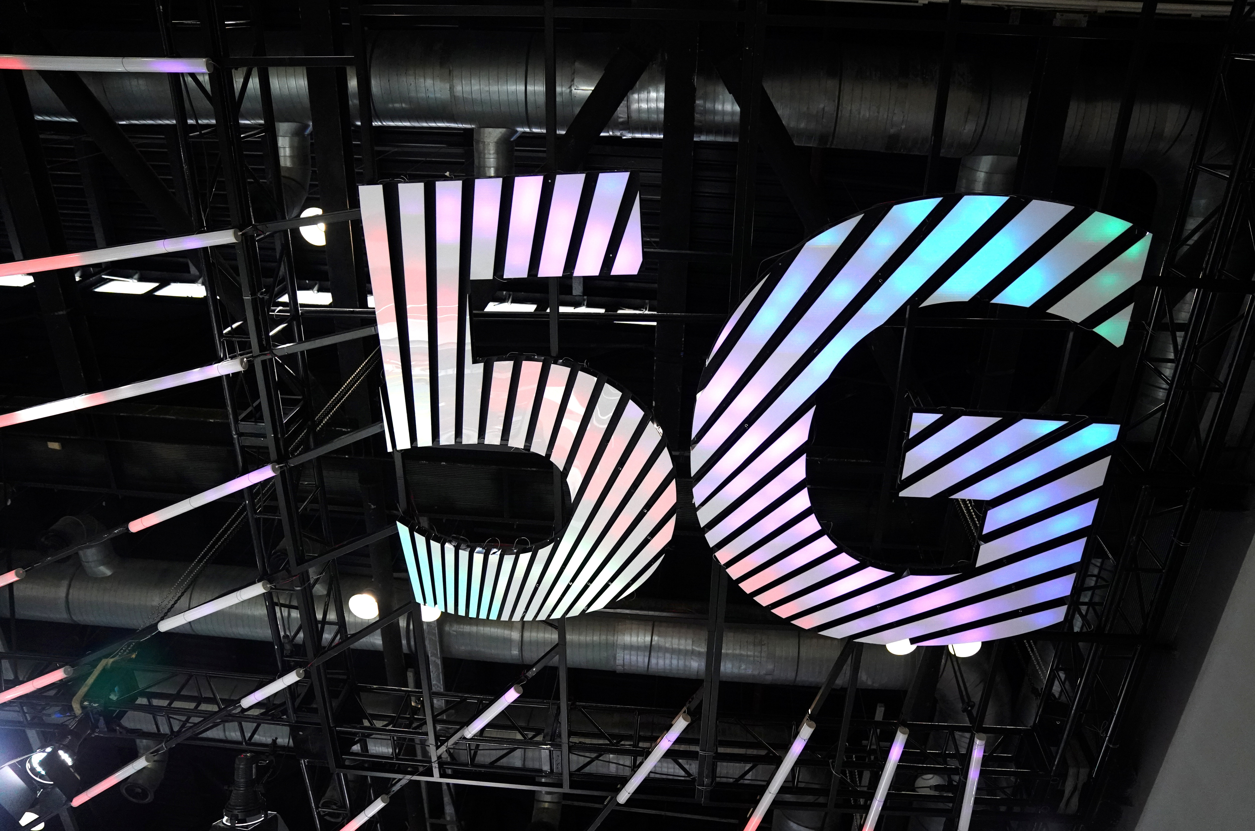 The advancement of artificial intelligence (AI) relies heavily on robust connectivity provided by 5G and future 6G networks. As AI applications expand into robotics, autonomous systems, and extended reality, the effectiveness of these technologies will depend on high-performance and programmable networks. Cooperation between nations and industries is essential to establish shared standards and secure supply chains, preventing fragmentation. 5G is expected to become the dominant mobile technology by 2027, fostering innovation through enhanced connectivity capabilities. Looking ahead, 6G will offer even faster speeds and energy efficiency, paving the way for transformative applications across various sectors.