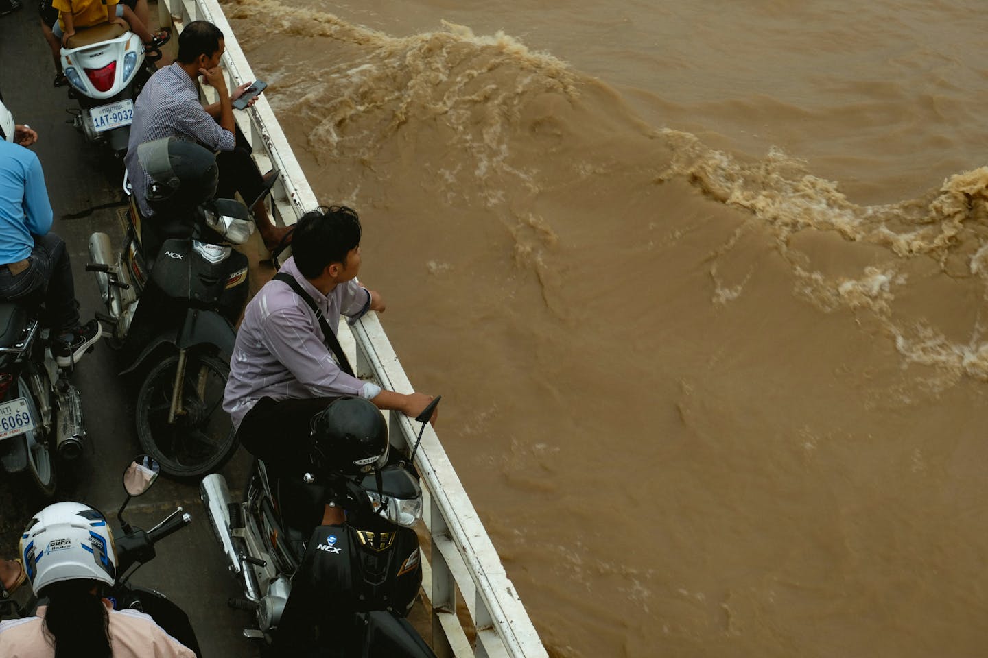 Rapid emissions reductions can significantly minimize future sea level rise, potentially avoiding an additional 64 centimeters by 2300. Current emissions have already committed 29 centimeters of rise, with an additional 79 centimeters projected under existing climate policies. Limiting global warming to 1.5°C could reduce this extra rise to just 15 centimeters. The study highlights the disproportionate risks faced by Pacific small-island nations, emphasizing that cutting greenhouse gas emissions is both a climate necessity and a justice imperative. Rising sea levels jeopardize coastal regions, and the long-term implications of current emissions will persist for centuries.