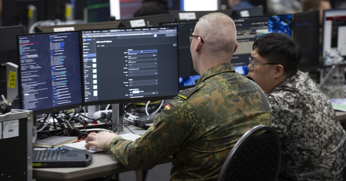 Today’s armed forces are highly reliant on software, which is created through complex networks comprising various vendors and service providers. Unlike conventional cyber attacks, threats in the software supply chain emerge upstream and can significantly impact downstream users, including military operations. This vulnerability has led to incidents involving industrial and political espionage and sabotage. To mitigate these risks, policymakers and military decision-makers must assess the necessary protection levels, implement effective risk management, and ensure software suppliers minimize their products' risks. This approach can bolster the security and operational stability of military forces.