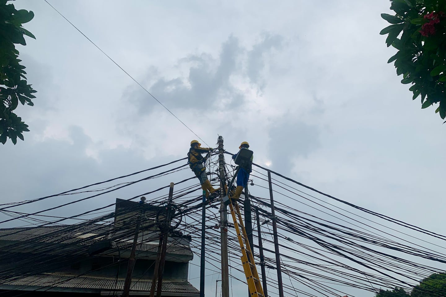 Southeast Asia's clean energy transition is facing significant challenges due to geopolitical instability, financial constraints, and outdated infrastructure, according to a survey by the Sustainable Energy Association of Singapore. While Singapore remains a key player, its perceived leadership has declined sharply from 95% to 51.4%. Malaysia and Vietnam are emerging as competitors. Key obstacles identified include grid fragmentation, regulatory uncertainty, and financing issues, with over half of respondents citing regional conflicts as a major threat. The survey underscores the urgent need for stronger cross-border coordination and resilient infrastructure to support the transition towards net-zero ambitions.