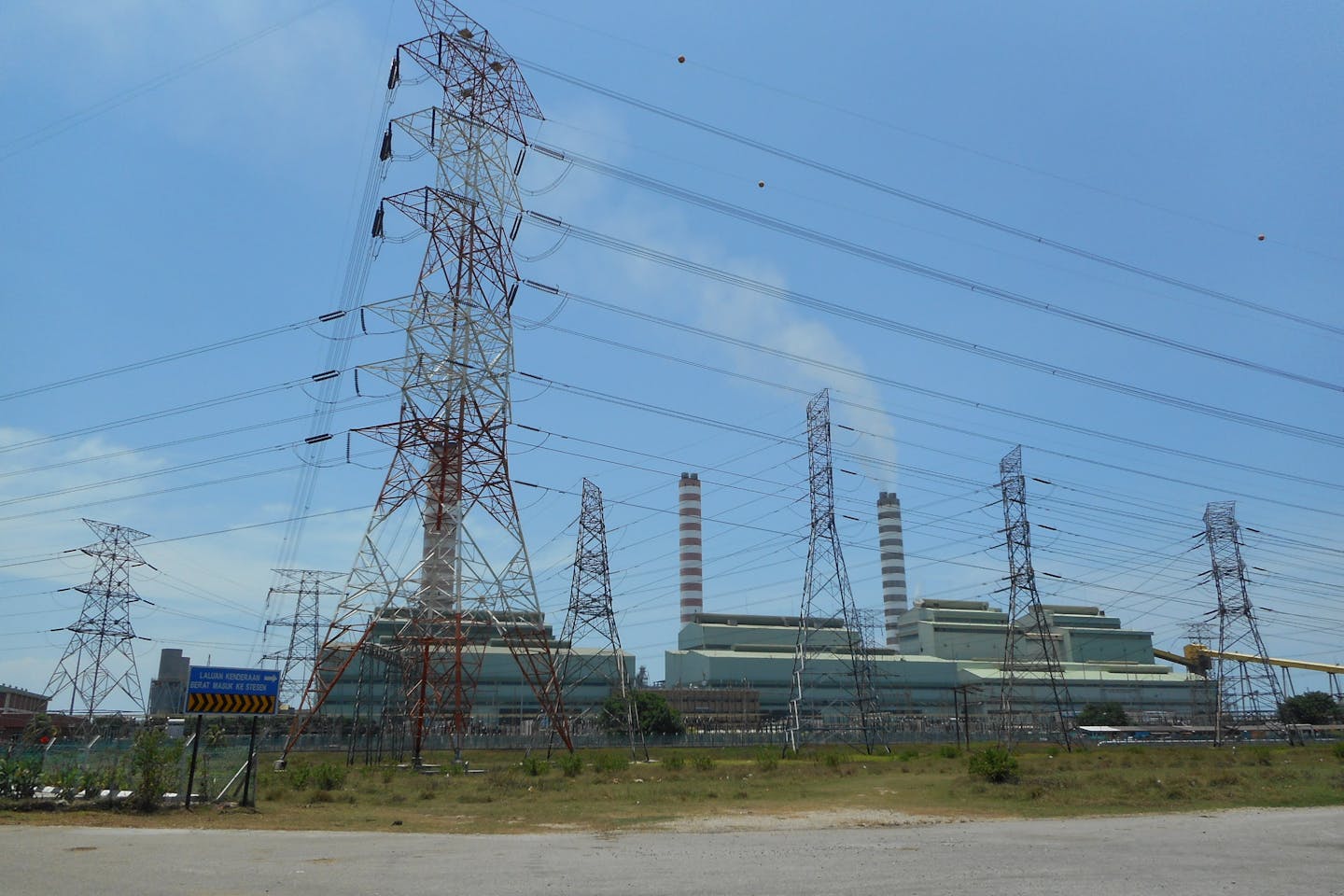 Asia Pacific's renewable energy capacity has surged in the past decade, yet the traditional power grids struggle to support this growth. A study by Ember highlights that integrating smart grids can save the region up to US$2.3 billion annually by 2040, primarily benefiting nations like the Philippines, Indonesia, and Myanmar most affected by outages. Singapore, despite low disruption frequency, faces significant losses during electric outages. The transition to smart grids requires substantial investments ranging from US$4 billion to US$10.7 billion, with national policies increasingly focusing on grid modernization to support renewable energy sources and achieve cleaner energy goals by 2050.