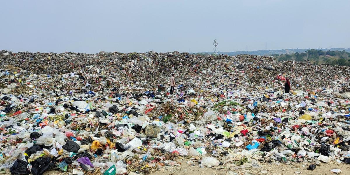 Southeast Asia faces a growing plastic waste crisis exacerbated by urbanization and reliance on single-use plastics. Despite action plans, issues like plastic leakage, fragmented data systems, and informal waste dynamics persist. Transitioning to a circular economy demands improved visibility and accountability in the plastics value chain, aided by digital solutions like IoT, blockchain, and AI for better waste monitoring and stakeholder collaboration. Addressing data governance through structured policies ensures data integrity, transparency, accuracy, and compliance, fostering informed decision-making. Regional initiatives and technological adoption are vital for effective plastic waste management and sustainable practices.