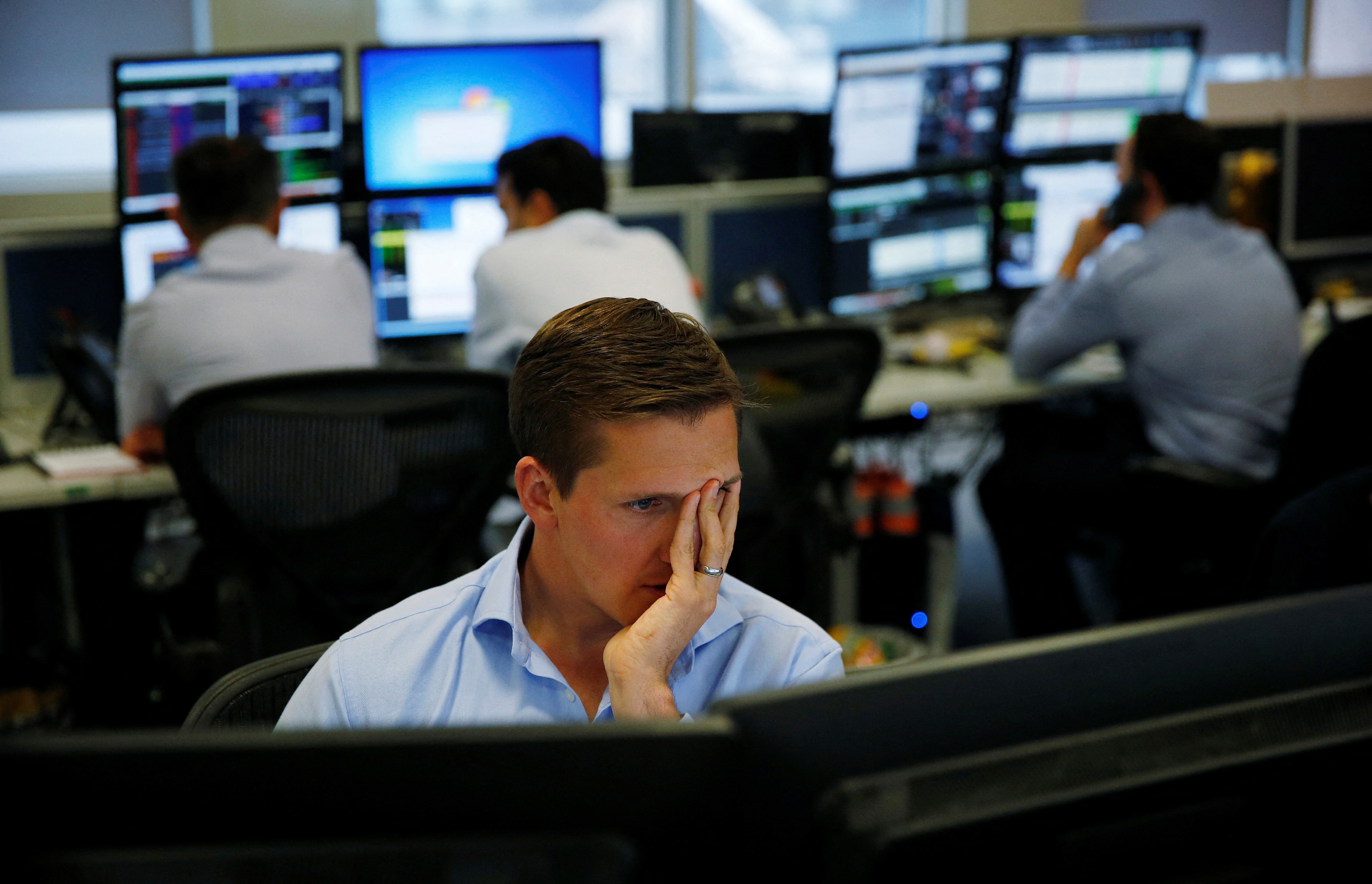 The latest Chief Economists’ Outlook reveals a cautiously optimistic view of the global economy, with over half of chief economists indicating a view of weakened conditions, a decrease from 72% in the previous report. Strong market performance is attributed to an AI-driven investment boom, promising productivity gains primarily in the US and China, although concerns about job losses and a potential AI stock bubble persist. While many economists anticipate increased bilateral and regional trade agreements, there are fears of rising global debt levels, with nearly half predicting a sovereign debt crisis in emerging markets.