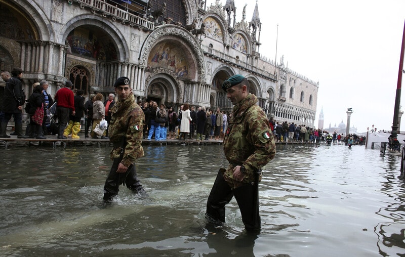 European military resources are increasingly strained by climate-related disasters, impacting readiness and infrastructure. As NATO and the EU significantly increase military spending, the emphasis on traditional threats neglects the pressing issue of climate change, which poses a direct national security risk. Spain is taking steps to address this by allocating €1.75 billion from its military budget for dual-use technologies to combat climate emergencies. The growing frequency of climate events diverts military focus from core defense tasks and threatens critical infrastructure. European leaders must integrate climate resilience into defense planning to create a stable and secure future.