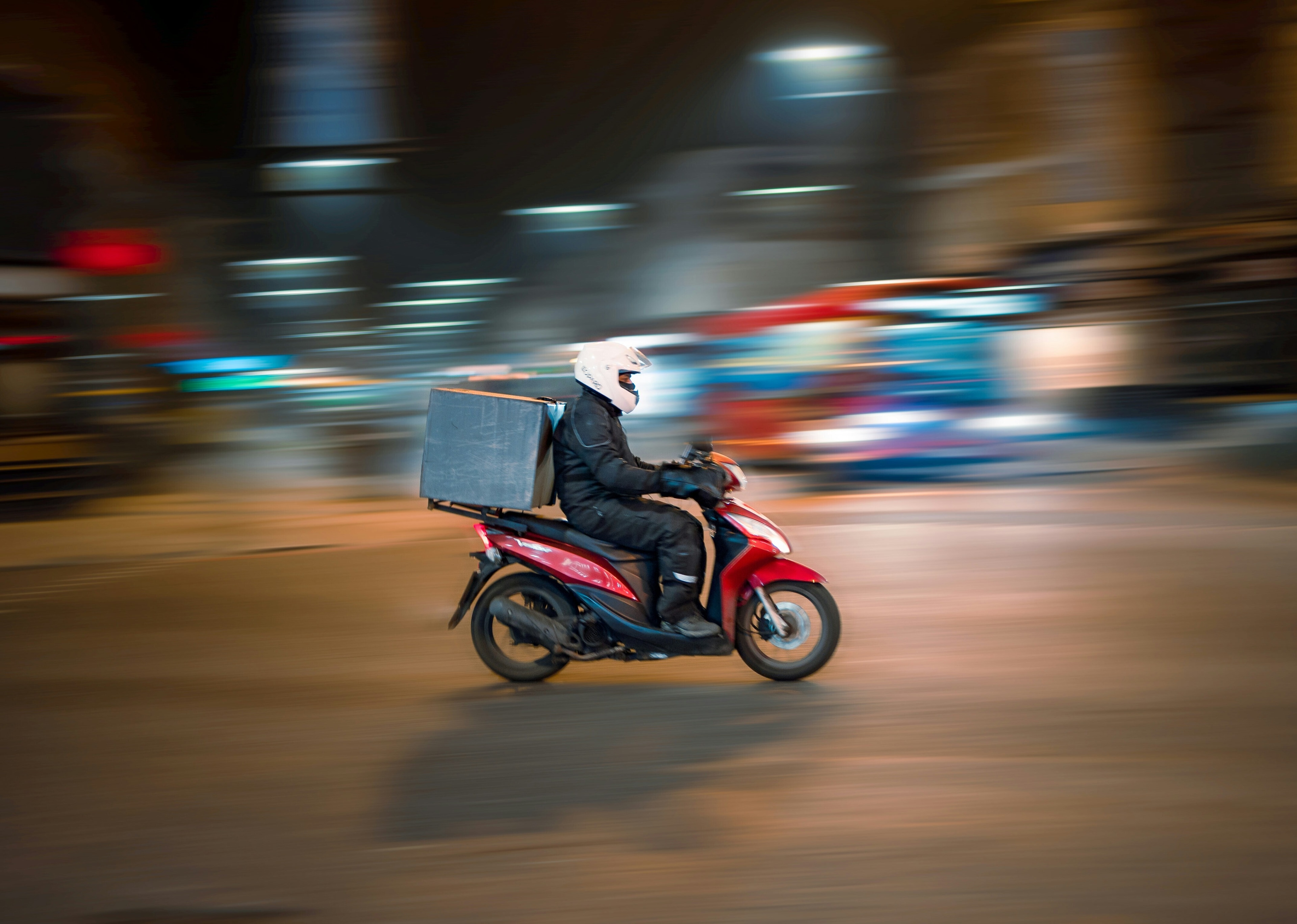 Ultra-fast delivery is rapidly growing in urban areas but is outpacing existing infrastructure, raising concerns about sustainability, congestion, and emissions. Cities need standardized frameworks for shared investment and data management to address these challenges. Regulations are being implemented, such as low-emission zones and restrictions on polluting vehicles, but often result in fragmentation. Successful models, like Amsterdam's zero-emission zones, highlight the importance of clear rules. Collaboration between cities and delivery companies, along with enhanced data sharing, is essential for creating cleaner, more efficient urban logistics systems.