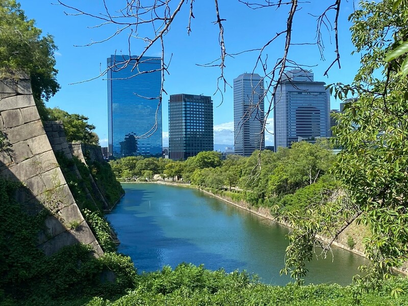 Cities increasingly serve as innovative hubs for water management, effectively addressing challenges like scarcity and infrastructure issues. Valencia exemplifies a private-sector led approach through the digitization of water operations, resulting in enhanced efficiency and customer satisfaction via the integrated platform Xylem Vue. In contrast, Singapore’s state-led model emphasizes strategic planning, scientific collaboration, and public-private partnerships, exemplified by its successful desalination and water recycling projects. Both cities demonstrate that distinct governance models can drive transformative water solutions through community engagement and collaborative innovation efforts.