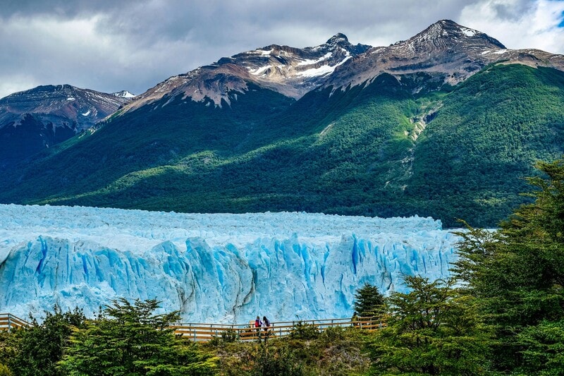 Latin America's startup ecosystems are expanding, particularly in Argentina and Chile, despite only capturing 2% of global venture capital. The region's rich biodiversity and reliance on natural resources position it well for climate technology innovations. Successful examples include Kilimo, which utilizes AI for efficient agriculture irrigation, and Suncast, which enhances clean energy efficiency. Chile’s proactive public-private policies, like the Startup Chile accelerator and the upcoming StartupsLabs initiative, have bolstered innovation. In Argentina, fragmented yet thriving tech hubs have emerged through strong public education and support from private funds, though challenges remain in developing a robust ecosystem.
